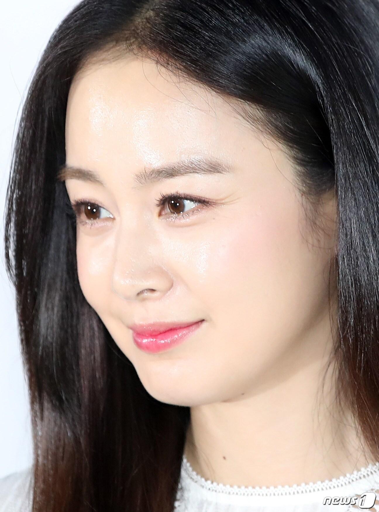 본문 이미지 - 배우 김태희가 29일 오후 서울 신사동 셀트리온스킨큐어 플래그십스토어에서 열린 포토행사에 참석해 포즈를 취하고 있다. 2018.3.29./뉴스1 ⓒ News1 권현진 기자