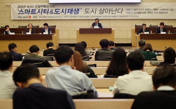 본문 이미지 - 29일 오후 서울 중구 대한상의회관에서 '스마트시티&도시재생' 도시 살아나다를 주제로 열린 2018 뉴스1 건설부동산포럼에서 패널들이 토론을 벌이고 있다. 이번 포럼은 뉴스1이 주최하고 국토교통부, 한국토지주택공사, 주택도시보증공사, 대한건설협회, 한국주택협회, 대한주택건설협회, 건설공제조합, 한국감정원 등이 후원했다. 왼쪽부터 조대연 국토교통진흥원 스마트시티팀장, 황필재 LH 쿠웨이트사업단장, 김헌욱 비홈랩 상무, 이상호 한국건설산업연구원장, 정경훈 국토교통부 도시정책관, 강영균 현대건설 도시시스템 팀장. 2018.3.29/뉴스1 ⓒ News1 박세연 기자