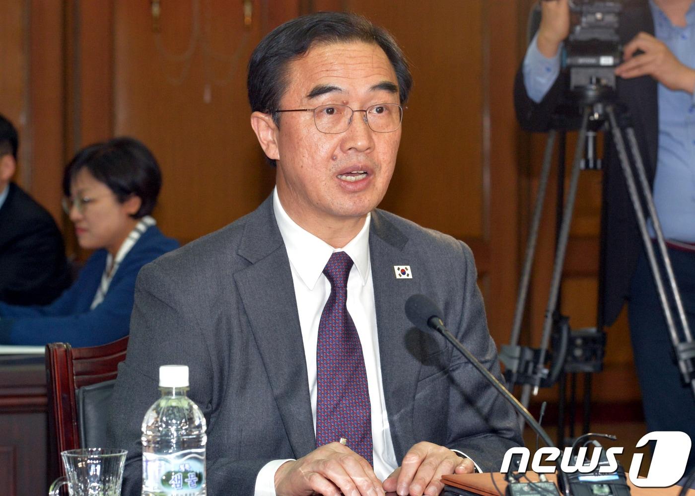 본문 이미지 - 조명균 통일부 장관이 29일 판문점 북측 통일각에서 열린 남북 고위급회담을 마친 뒤 공동보도문을 발표하고 있다.  2018.3.29/뉴스1 ⓒ News1 사진공동취재단