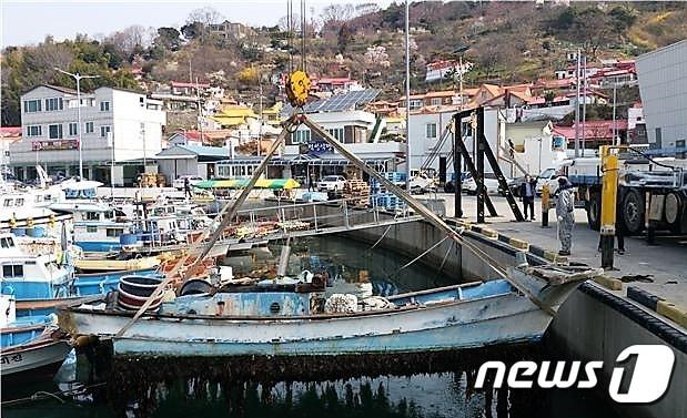 본문 이미지 - 방치 선박 제거.(여수해수청 제공)/뉴스1 ⓒ News1 서순규 기자