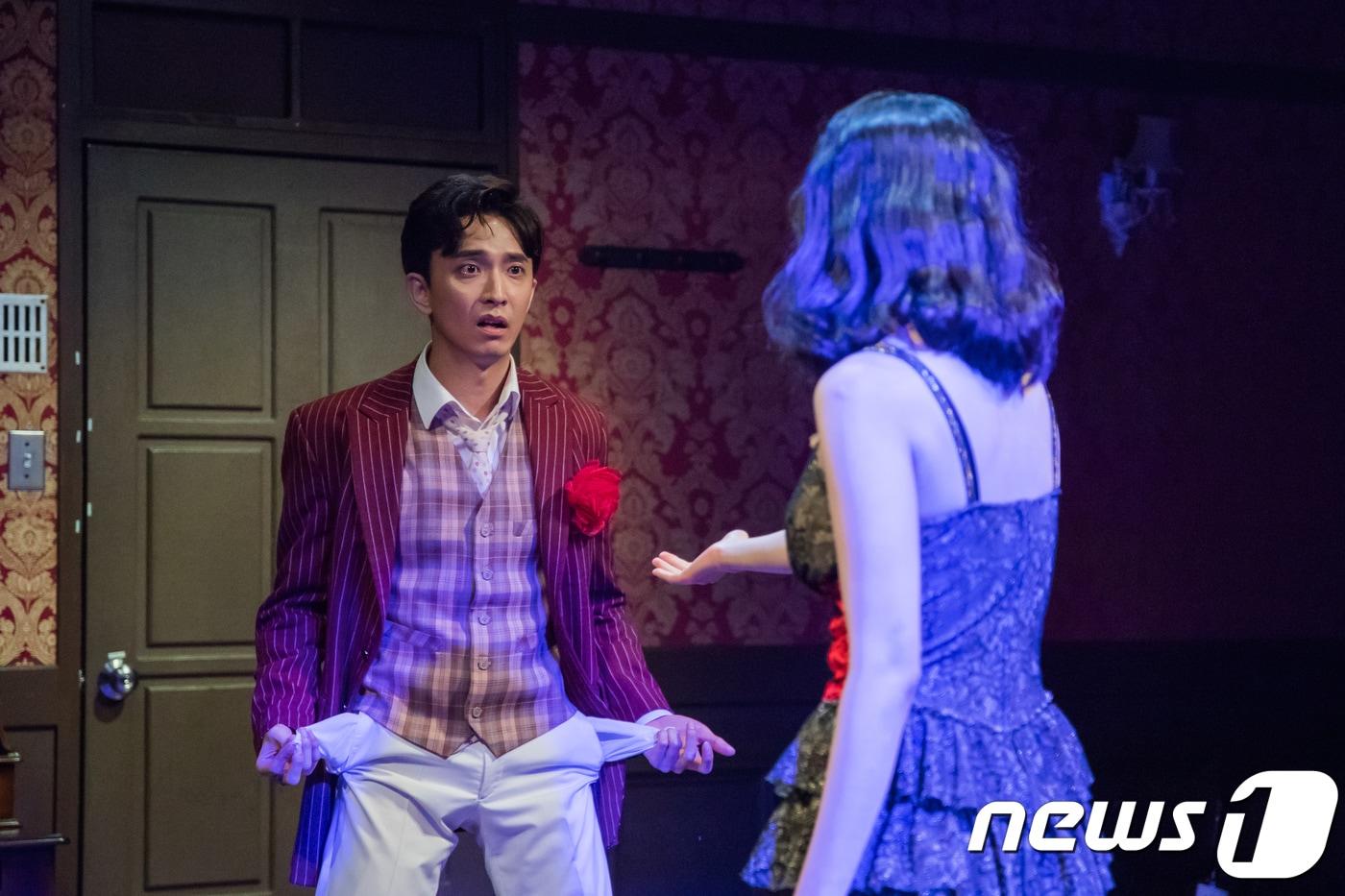 사기꾼 니코 역을 맡은 윤나무가 29일 서울 종로구 혜화동 홍대대학로아트센터 소극장에서 열린 연극 '카포네 트릴로지' 프레스콜에서 롤라 킨(김지현)에게 돈이 없다고 주머니를 털어내 보이고 있다. 지난 20일 서울 홍대대학로아트센터 소극장에서 개막한 연극 '카포네 트릴로지'는 오는 6월17일까지 이어진다. 2018.3.29/뉴스1 ⓒ News1 박정환 기자