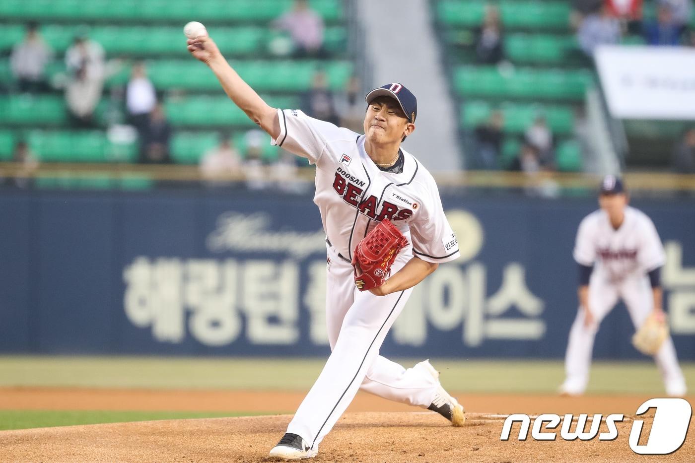 29일 서울 잠실야구장에서 열린 2018 프로야구 신한은행 마이카 KBO리그 롯데 자이언츠와 두산 베어스의 경기에서 두산 선발 이용찬이 역투하고 있다. 2018.3.29/뉴스1 ⓒ News1 유승관 기자