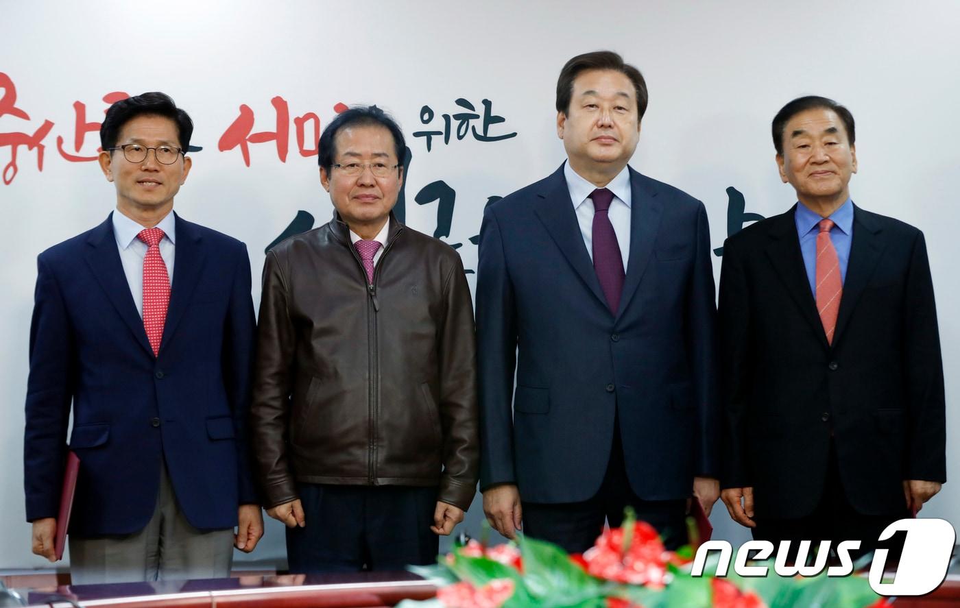 홍준표 자유한국당 대표가 30일 오전 서울 여의도 당사에서 열린 사회주의 개헌저지 투쟁본부 위원장 임명장 수여식에서 김무성, 이재오, 김문수 위원장에게 임명장 수여 후 기념촬영을 하고 있다. 2018.3.30/뉴스1 ⓒ News1 안은나 기자