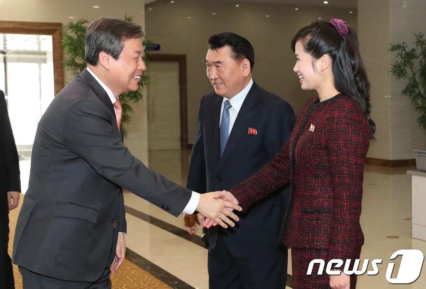 본문 이미지 - 남북평화 협력기원 남측예술단을 인솔하는 도종환 문체부 장관이 31일 오후 평양순안국제공항에 도착, 박춘남 문화상(가운데), 현송월 삼지연관현악단 단장의 환영을 받고 있다. 2018.3.31/뉴스1 ⓒ News1 평양공연 사진공동취재단