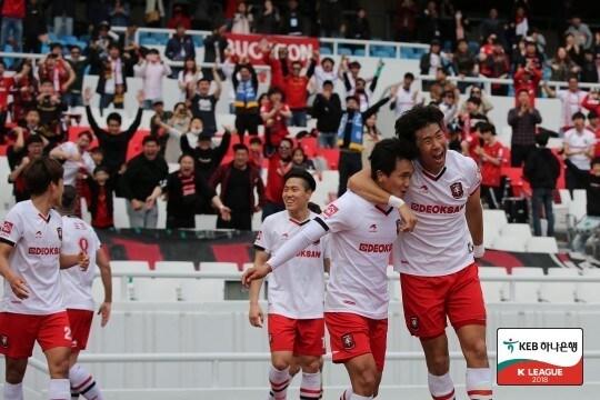 본문 이미지 - 부천FC 1995 선수들이 31일 서울 잠실주경기장에서 열린 서울 이랜드와의 KEB하나은행 K리그2 2018 5라운드에서 득점 후 기뻐하고 있다. (한국프로축구연맹 제공) ⓒ News1