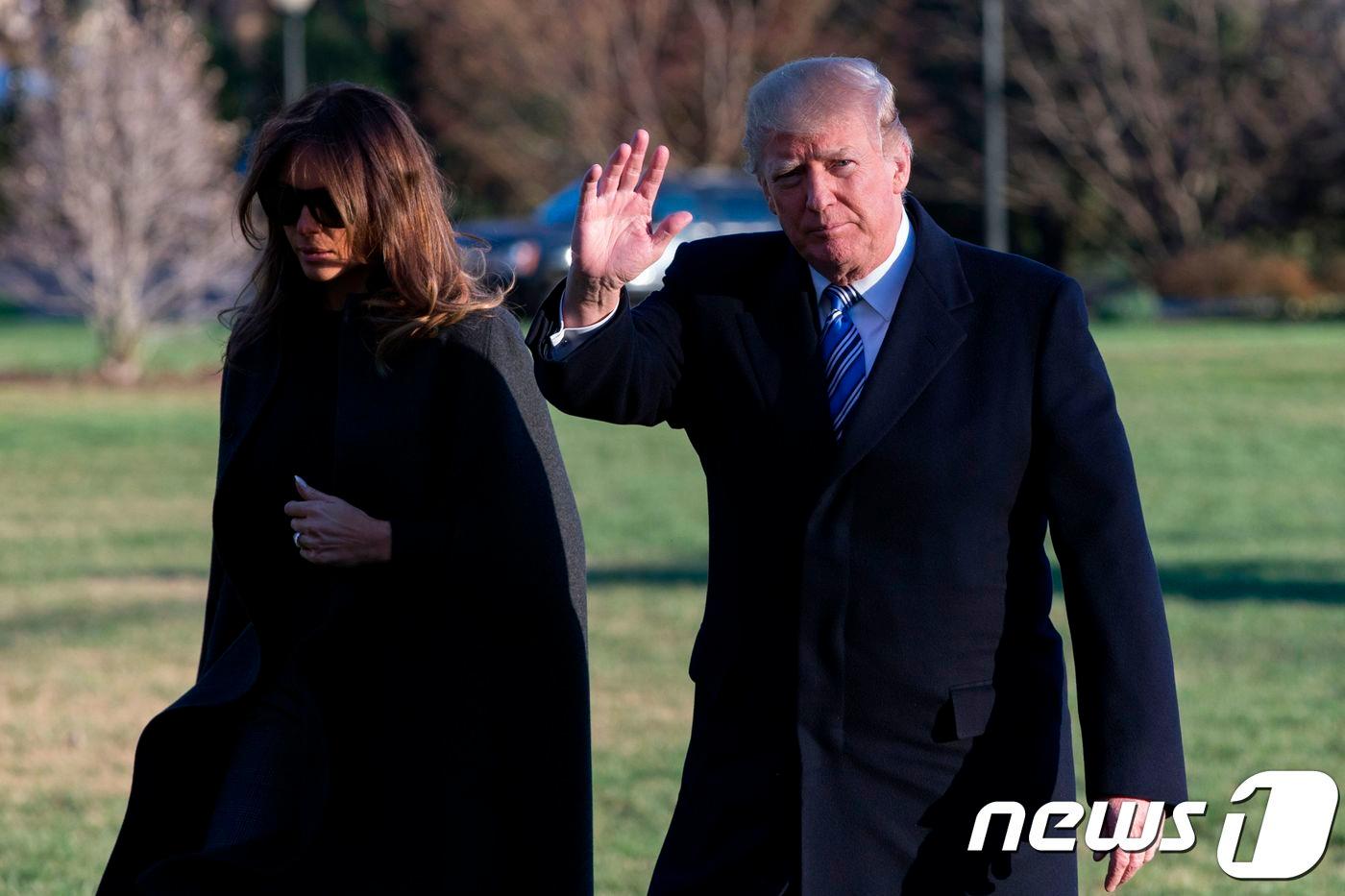 도널드 트럼프 미국 대통령이 3일 (현지시간) 부인 멜라니아 여사와 함께 워싱턴 백악관에 도착한 뒤 기자들에게 손을 흔들고 있다. ⓒ AFP=뉴스1 ⓒ News1 우동명 기자