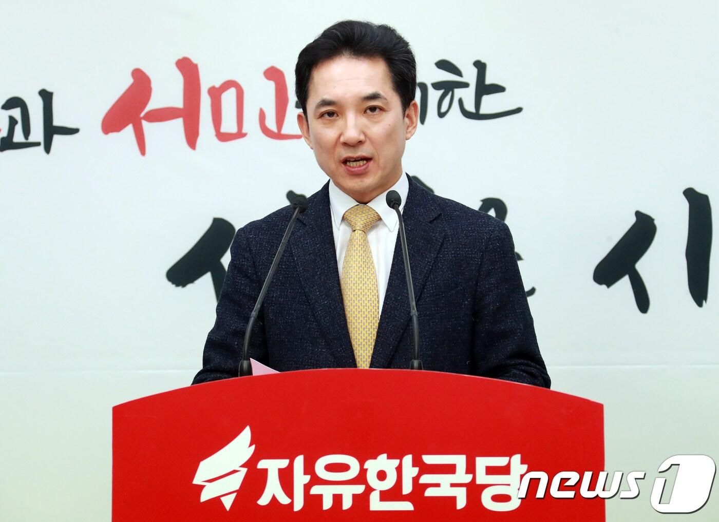 본문 이미지 - 박민식 자유한국당 전 의원이 4일 서울 여의도 자유한국당사에서 기자회견을 열고 자유한국당 정책 연구원 여론조사에서 부산시장 도전장을 내민 자신의 이름이 빠진 것과 관련해 "당이 '박민식 죽이기에 나섰다＂며 크게 반발하고 있다. 박 후보는 이날 성명서를 통해 ＂홍준표 대표, 그와 부화뇌동해 당의 신뢰와 명예를 실추시킨 여의도연구원(YDI) 김대식 원장에 대해 유감을 넘어 분노를 느낀다＂며 ＂홍 대표에게 진상규명과 책임자 처벌을 촉구한다＂고 밝혔다. 2018.3.4/뉴스1 ⓒ News1 이동원 기자