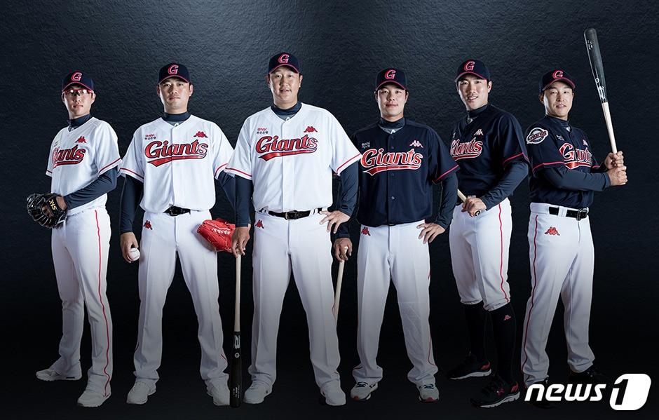 본문 이미지 - 2018시즌 롯데 자이언츠의 새 유니폼. 흰색 홈 유니폼과 다크 네이비의 어웨이 유니폼.  (롯데 자이언츠 제공). ⓒ News1