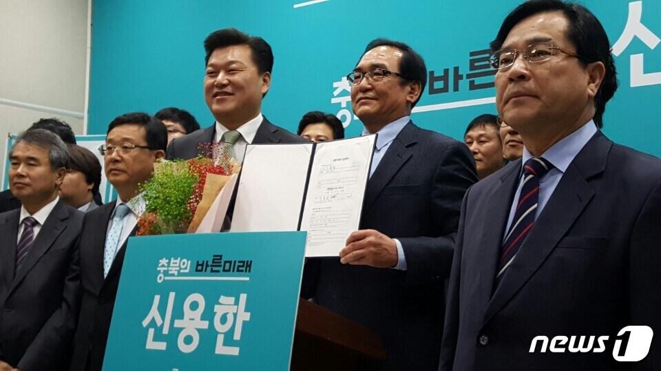 본문 이미지 - 신용한 전 대통령직속 청년위원장이 5일 충북도청 브리핑룸에서 기자회견을 열고 신언관 바른미래당 충북도당위원장에게 입당원서를 전달하고 있다. 2018.3.5/뉴스1ⓒ News1