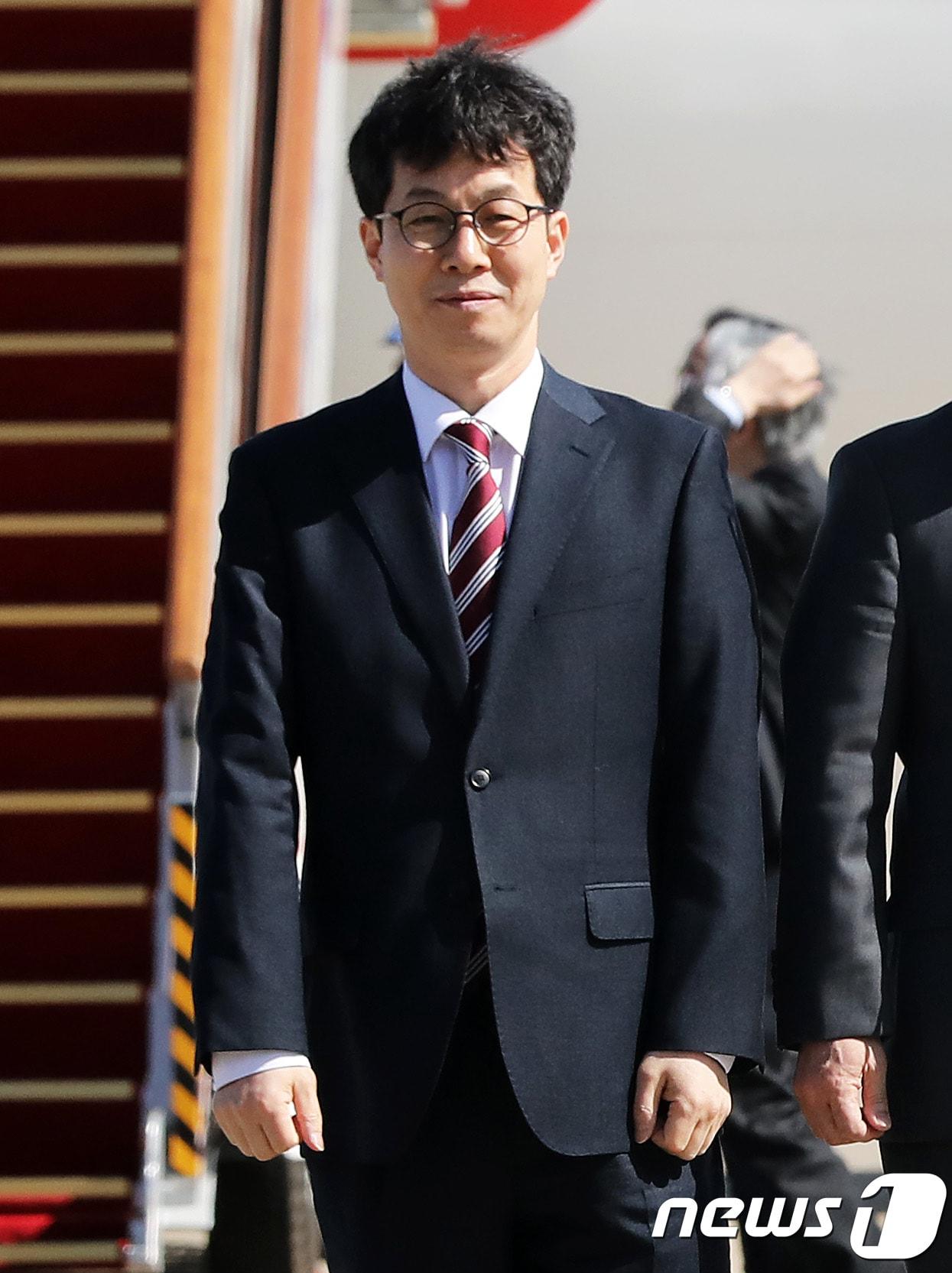 본문 이미지 - 지난 2018년 3월 5일 윤건영 당시 국정상황실장이 문재인 대통령의 대북특별사절단 자격으로 평양을 방문하기 위해 경기도 성남 서울공항에서 특별기로 이동하는 모습. ⓒ News1 오대일 기자