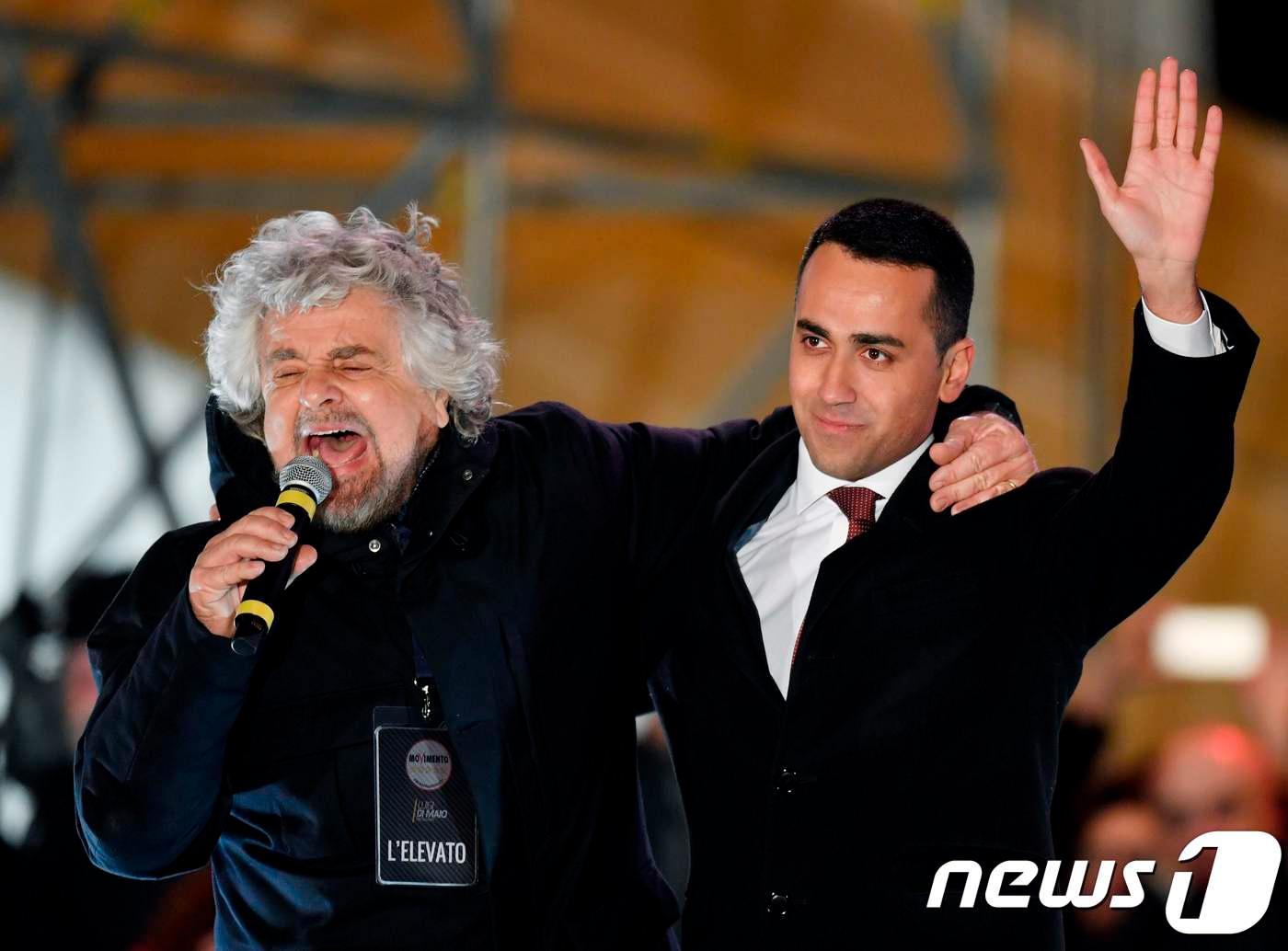 본문 이미지 - 이탈리아의 반체제 포퓰리즘 정당 '오성운동'을 창당한 베페 그릴로(왼쪽)와 루이지 디 마이오 대표. ⓒ AFP=뉴스1