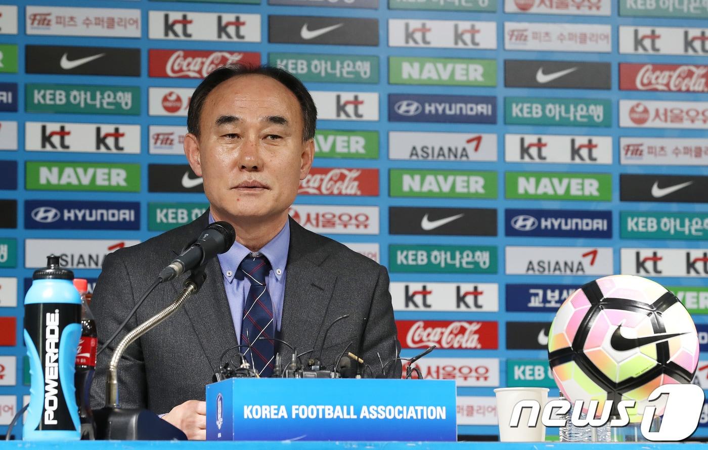 본문 이미지 - 김학범 신임 대한민국 U-23 축구 대표팀 감독이 5일 오후 서울 종로구 축구회관에서 기자회견을 갖고 취임 소감을 밝히고 있다. 2018.3.5/뉴스1 ⓒ News1 임세영 기자