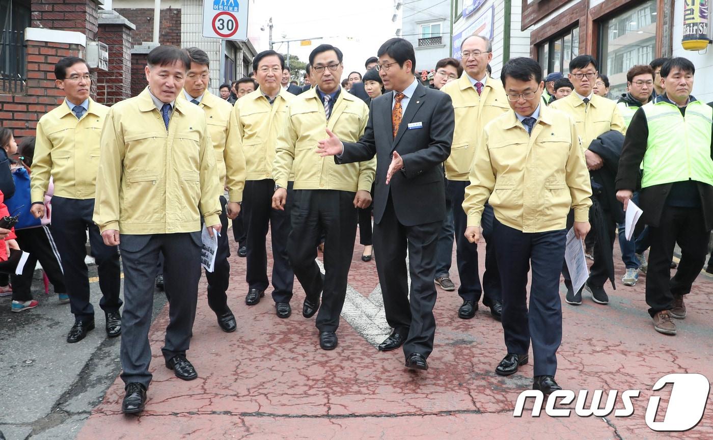 본문 이미지 - 류희인 행정안전부 재난안전관리본부장(가운데)이 지난해 3월5일 대전 서구 도마초등학교 주변 통학로를 둘러보며 위해요인 사전 안전점검을 하고 있다. 2018.3.5/뉴스1 ⓒ News1 주기철 기자