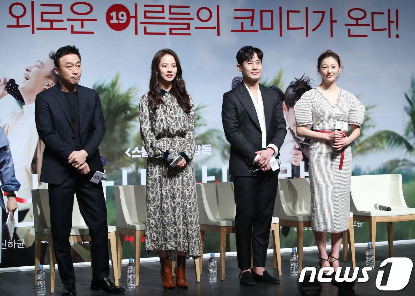 배우 이성민(왼쪽부터), 송지효, 신하균, 이엘이 6일 오전 서울 압구정cgv에서 열린 영화 ‘바람바람바람’(감독 이병헌) 제작발표회에 참석해 인사를 하고 있다. 2018.3.6./뉴스1 ⓒ News1 권현진 기자