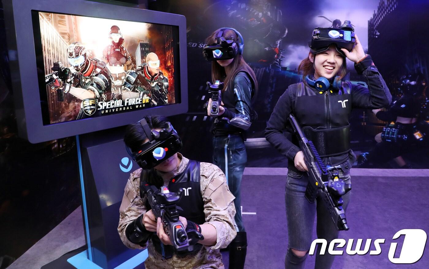 본문 이미지 - 가상현실 게임을 즐기는 모습. /뉴스1 ⓒ News1 황기선 기자