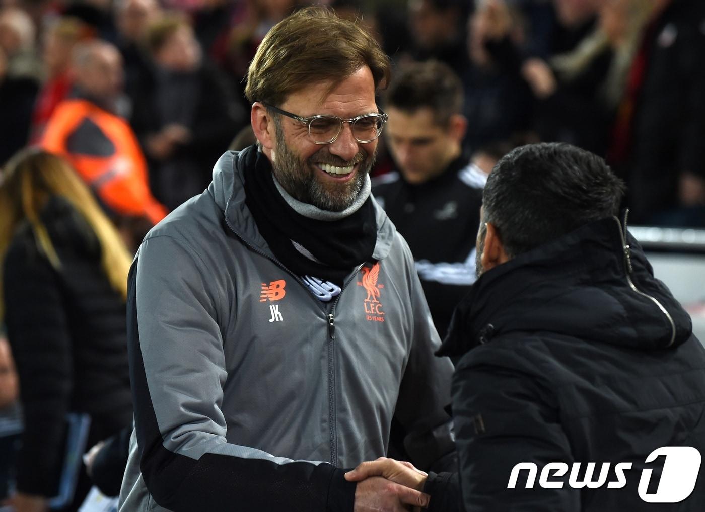 본문 이미지 - 7일(한국시간) 영국 리버풀의 안필드에서 열린 FC포르투와의 2017-18 유럽축구연맹(UEFA) 챔피언스리그 16강 2차전에서 위르겐 클롭 리버풀 감독이 세르지우 콘세이상 포르투FC 감독이 경기가 시작되기 전에 악수를 하고 있다. ⓒ AFP=News1