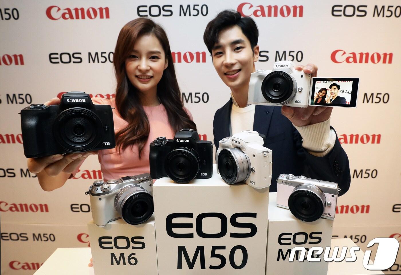 캐논코리아 모델들이 7일 서울 중구 더플라자호텔에서 4K 동영상 촬영이 가능한 미러리스 카메라 신제품 'EOS M50'을 선보이고 있다.2018.3.7/뉴스1 ⓒ News1 오대일 기자