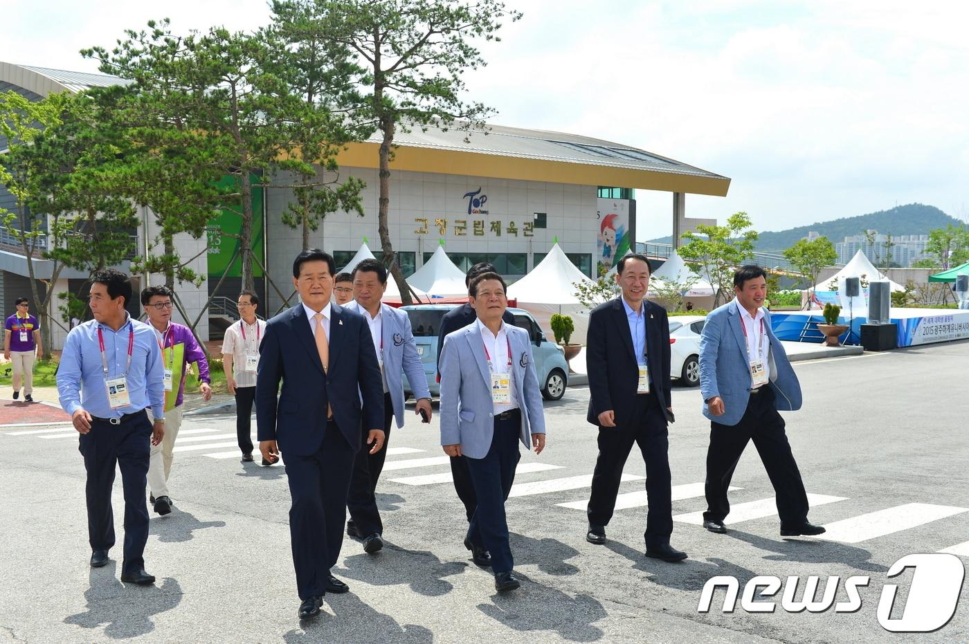 본문 이미지 - 전북 고창군이 국내·외 다양한 스포츠 대회 개최와 전지훈련팀을 유치 하면서 '스포츠 도시'로 인정 받았다. 고창군은 7일 한국프레스센터에서 개최된 ‘2018 대한민국 스포노믹스 대상’ 시상식에서 ‘지방자치단체 부문 대상’을 수상했다. 광주유니버시아드 축구예선전을 앞두고 박우정 군수와 윤장현 광주광역시장이 고창군 체육시설을 둘러보고 있다.(뉴스1/DB) ⓒ News1
