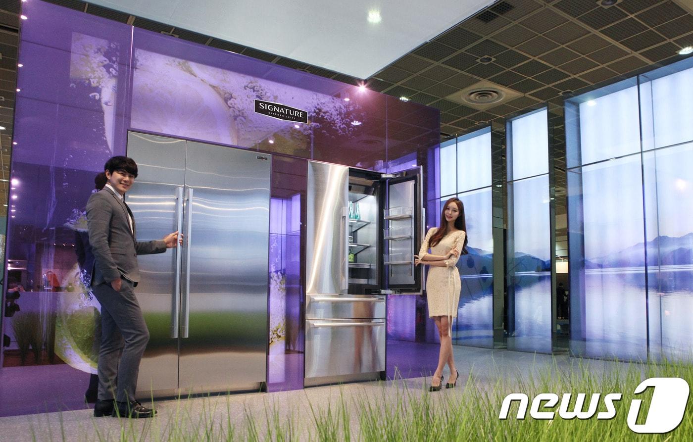 본문 이미지 - LG전자가 7일부터 11일까지 서울 강남구 삼성동 코엑스에서 열리는 ‘2018 서울리빙디자인페어’에 참가해 시그니처 키친 스위트의 혁신적인 성능과 디자인을 강조했다. 사진은 LG전자 모델들이 시그니처 키친 스위트 전시장에서 포즈를 취하고 있다.(LG전자 제공)ⓒ News1