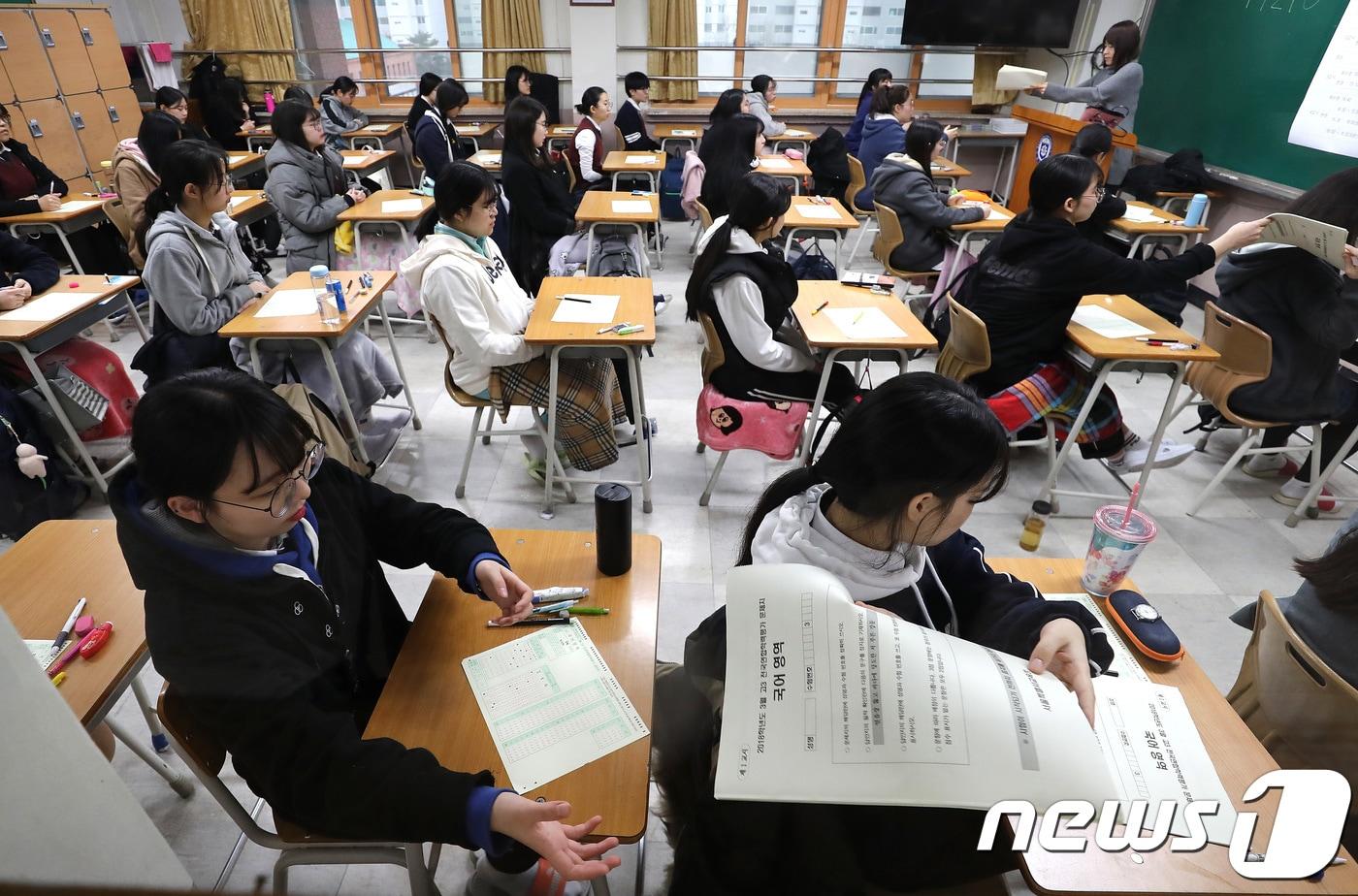 경기도 수원시 영통구 효원고등학교 3학년 학생들이 지난 8일 오전 올해 첫 전국연합학력평가를 치르고 있다. /뉴스1 DB ⓒ News1 오장환 기자