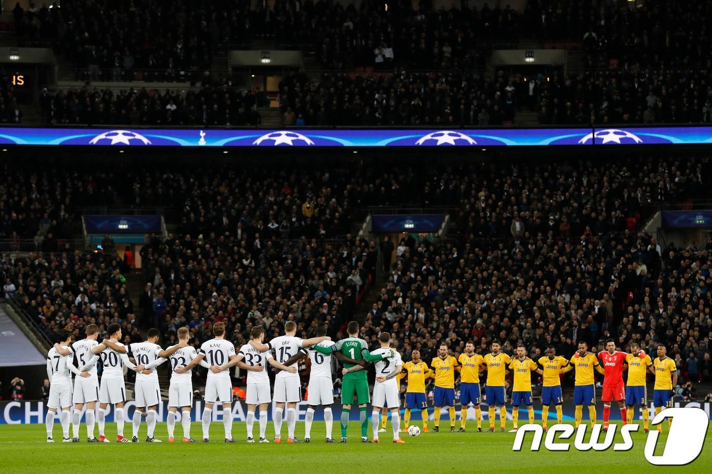 8일(한국시간) 영국 런던의 웸블리 스타디움에서 열린 유벤투스와 토트넘의 2017-18 유럽축구연맹(UEFA) 챔피언스리그 16강 2차전에서 선수들이 지난 4일 숨진 아스토리(31·피오렌티나)를 추모하며 1분간 묵념하고 있다. ⓒAFP=News1
