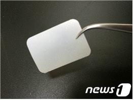 본문 이미지 - 한국원자력연구원(원장 하재주) 첨단방사선연구소(소장 정병엽) 임윤묵 박사팀은 방사선 기술을 이용해 치과용 소재로 쓰이는 ‘흡수성 치주조직재생유도재’를 개발하고, 식품의약품안전처(식약처)로부터 의료기기 4등급 임상시험계획서 승인을 받았다고 8일 밝혔다.ⓒ News1