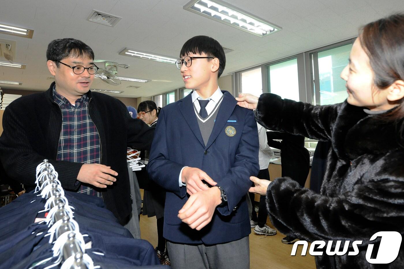 서울 광진구 건국대학교사범대학부속중학교 교복 물려주기 사업 모습.(광진구 제공) ⓒ News1