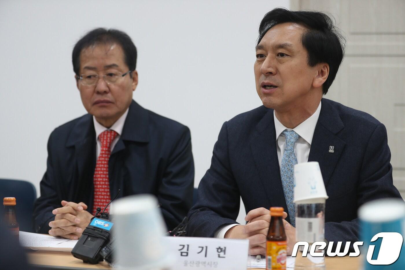 본문 이미지 - 6·13 지방선거를 앞둔 2018년 3월 8일 자유한국당 홍준표 대표와 김기현 울산시장이한국노총 울산본부를 찾아 관계자와 간담회를 하고 있다. ⓒ News1 DB