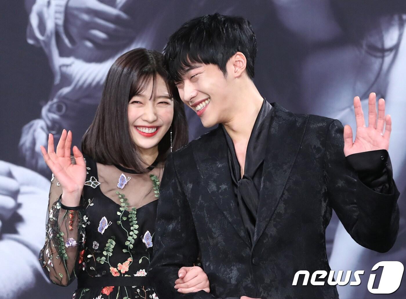 본문 이미지 - 배우 박수영(레드벨벳 조이), 우도환(오른쪽)이 8일 오후 서울 상암 MBC에서 열린 MBC 새 월화드라마 ‘위대한 유혹자’ 제작발표회에 참석해 포즈를 취하고 있다. ‘위대한 유혹자’는 청춘남녀의 위험한 사랑게임과 이를 시작으로 펼쳐지는 위태롭고 아름다운 스무살 유혹 로맨스이다. 2018.3.8./뉴스1 ⓒ News1 권현진 기자