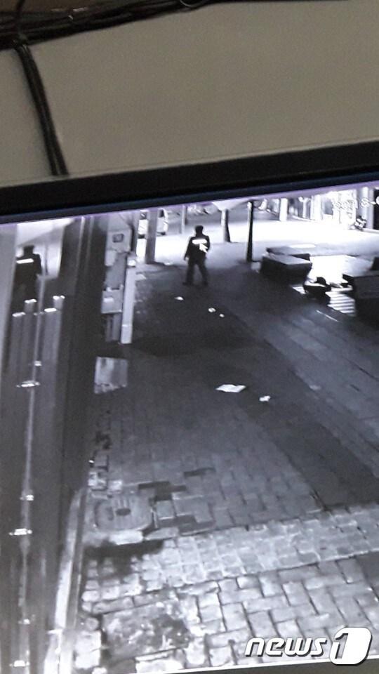 본문 이미지 - cctv에 잡힌 경비업체 직원 모습.(사진 제보자 A씨 제공)ⓒ News1