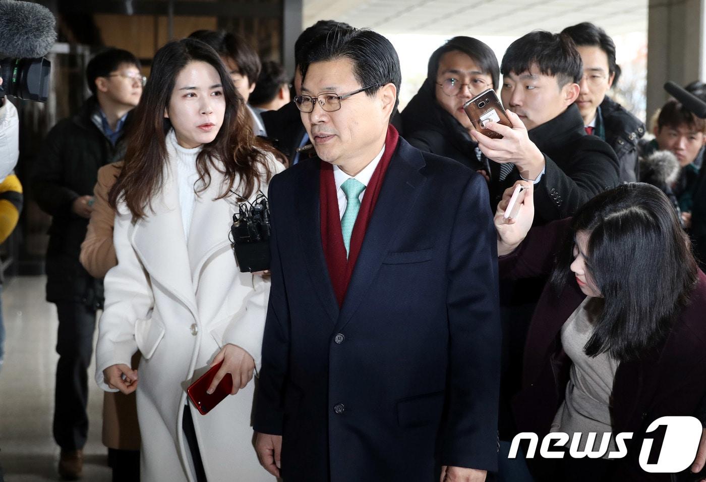 사학재단을 통해 20억 원에 가까운 불법 자금을 받은 의혹 등이 제기된 홍문종 자유한국당 의원이 피의자 신분으로 조사를 받기 위해 9일 오전 서울 서초동 서울중앙지검에 출석하고 있다. .2018.3.9/뉴스1 ⓒ News1 이광호 기자