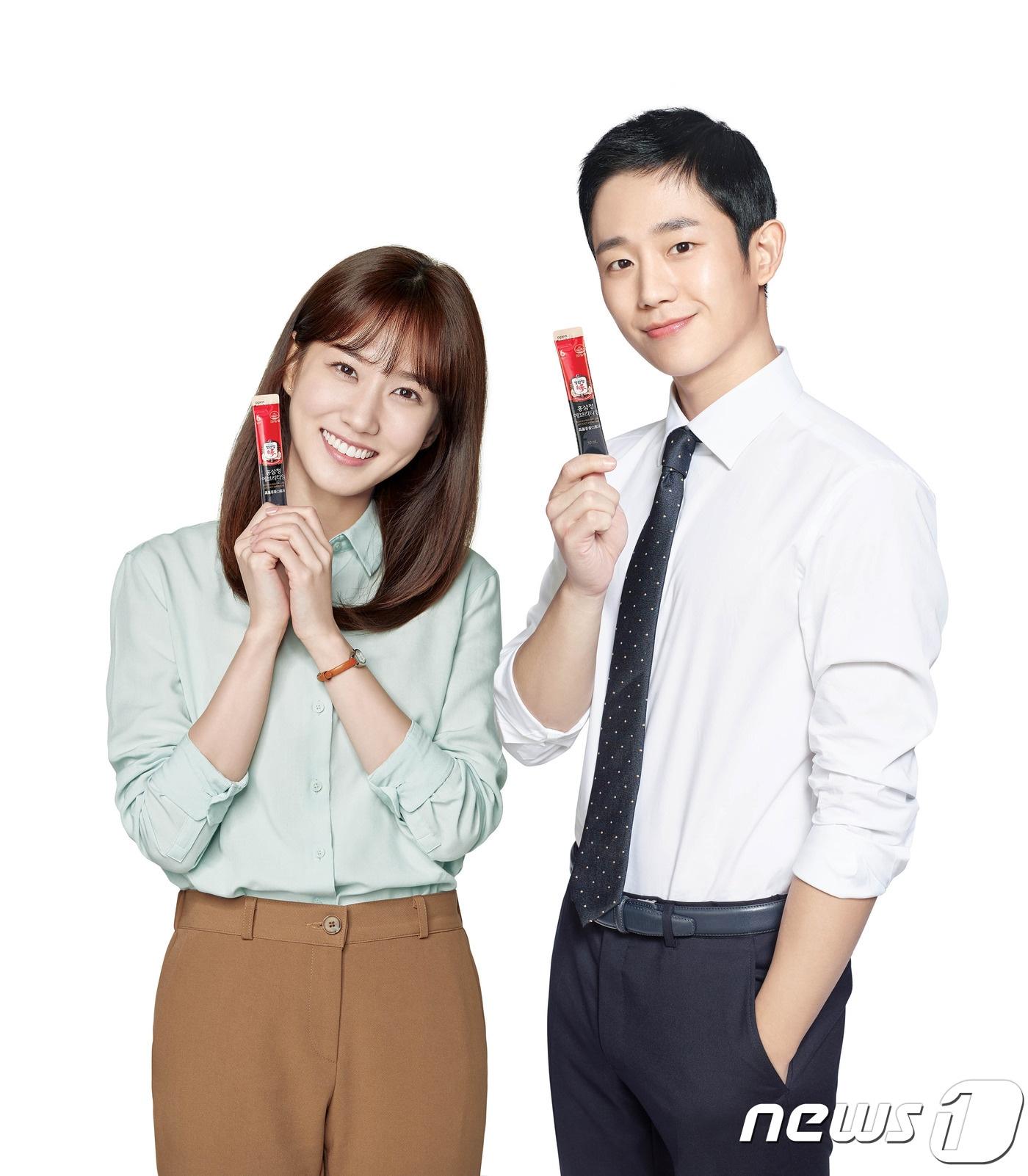 본문 이미지 - 홍삼정 에브리타임 모델 정해인(우)과 박은빈(좌).ⓒ News1