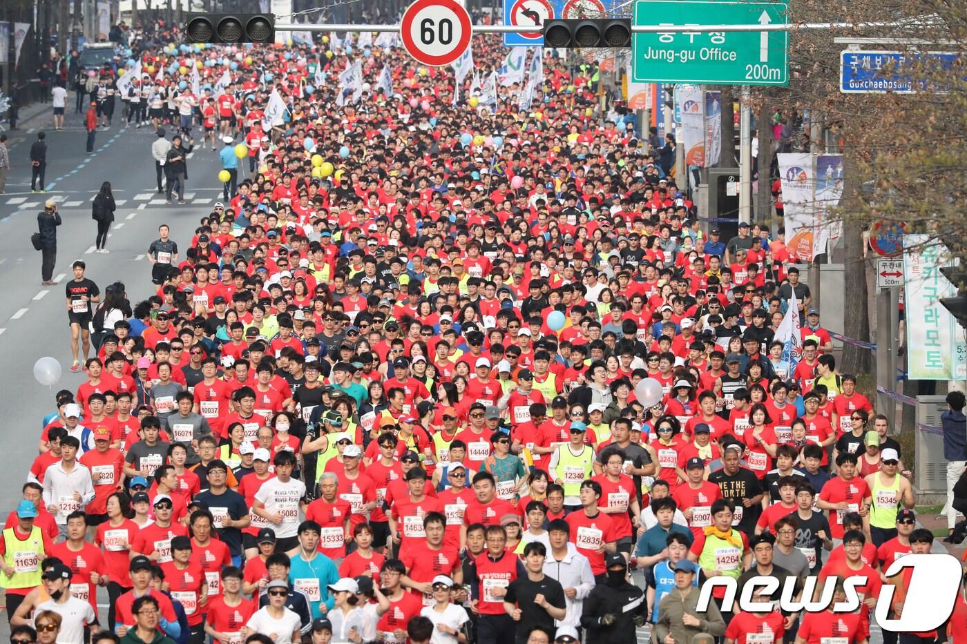 본문 이미지 - ‘2018 대구국제마라톤대회’가 열린 1일 오전 대구 중구 동인동 국채보상운동기념공원 앞을 출발한 참가자들이 힘차게 달리고 있다. 2018.4.1/뉴스1 ⓒ News1 공정식 기자