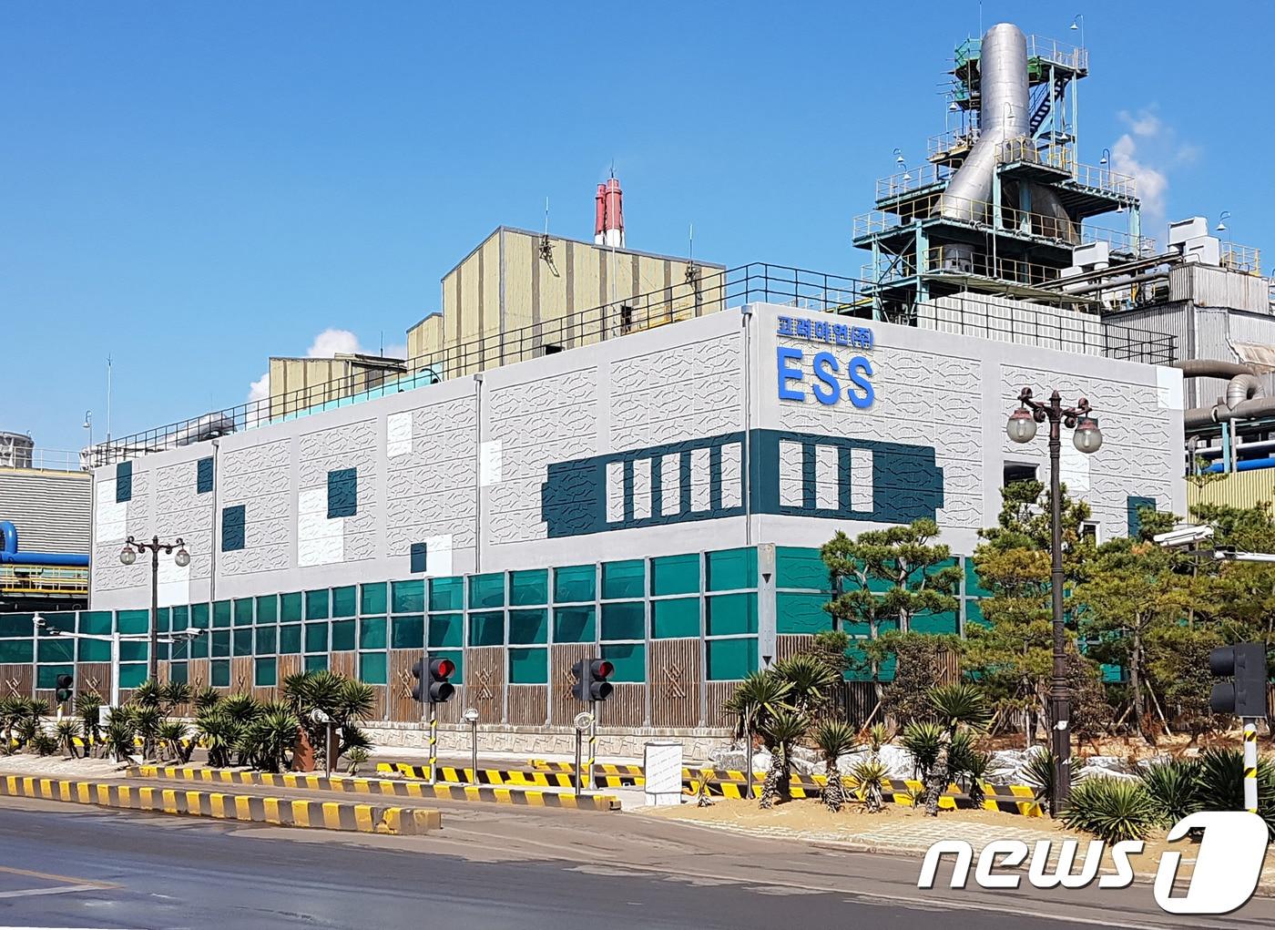 본문 이미지 - 울산시 울주군 소재 고려아연 온산제련소에 조성된 세계 최대 150MWh 규모 ESS센터의 1공장 전경. ⓒ News1
