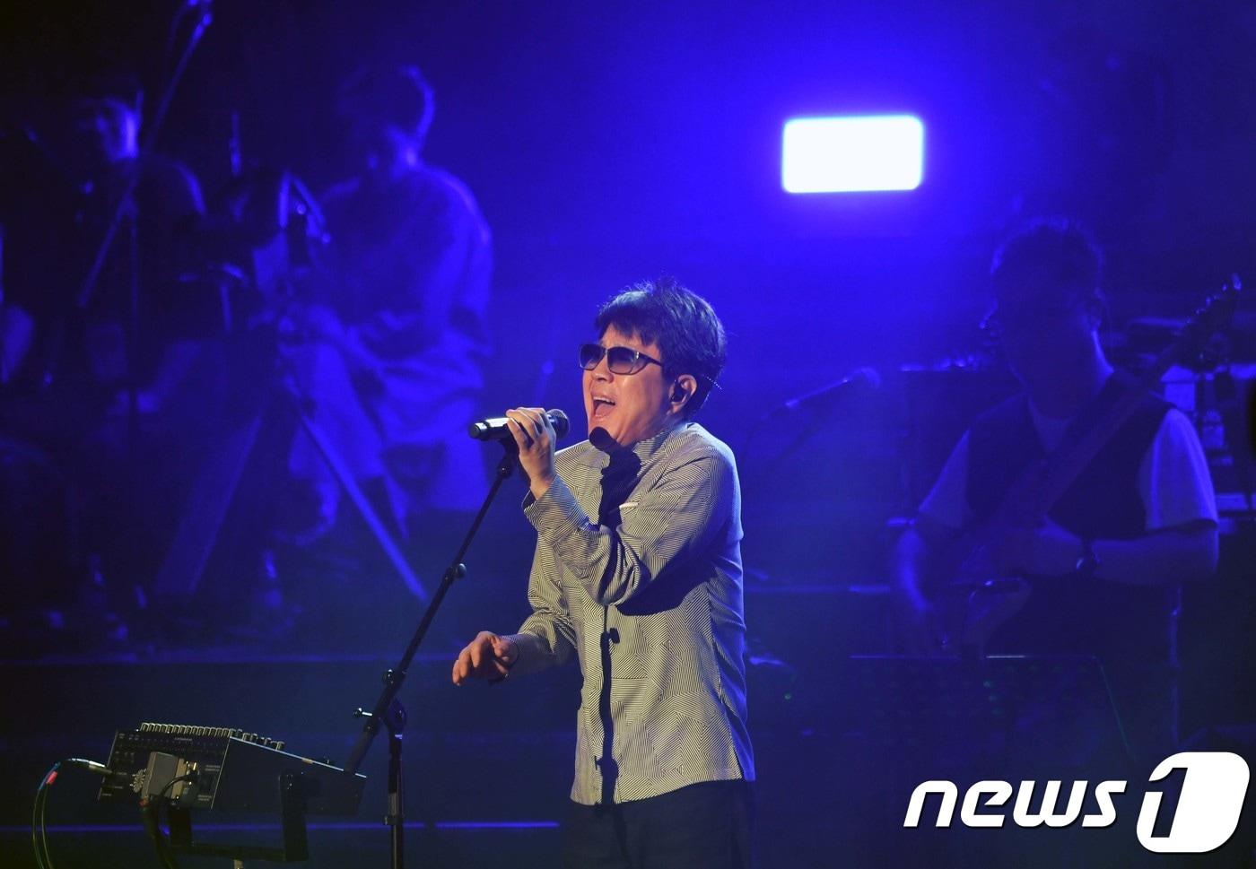 남북평화 협력기원 남측예술단 조용필이 1일 평양 동평양대극장에서 공연을 앞두고 가진 리허설에서 '여행을 더나요'를 열창하고 있다.2018.4.1/뉴스1 ⓒ News1 평양공연 사진공동취재단