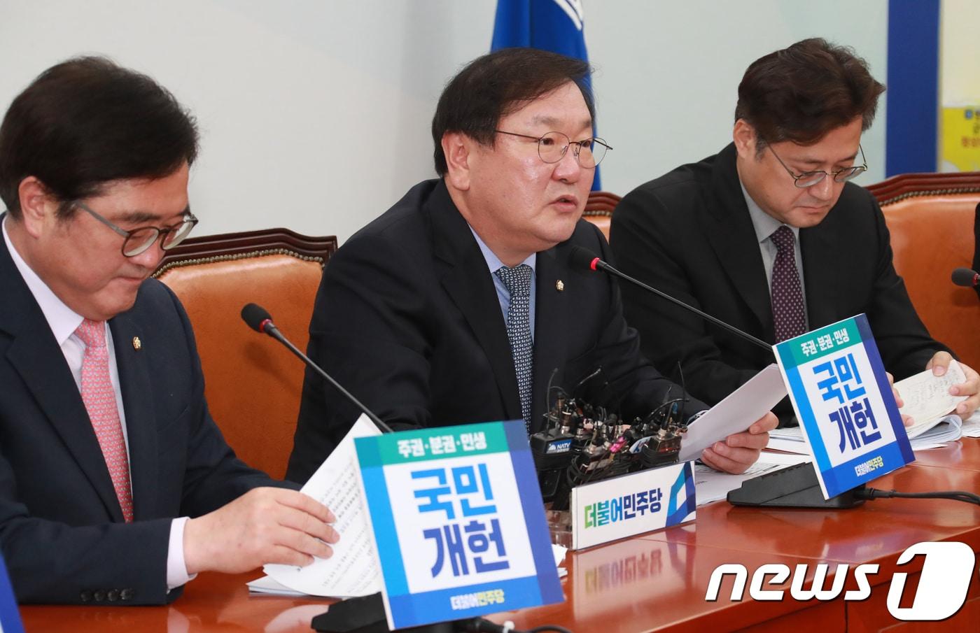 본문 이미지 - 김태년 더불어민주당 정책위의장이 10일 오전 서울 여의도 국회 본청에서 열린 원내대책회의에서 발언을 하고 있다. 2018.4.10/뉴스1 ⓒ News1 이동원 기자