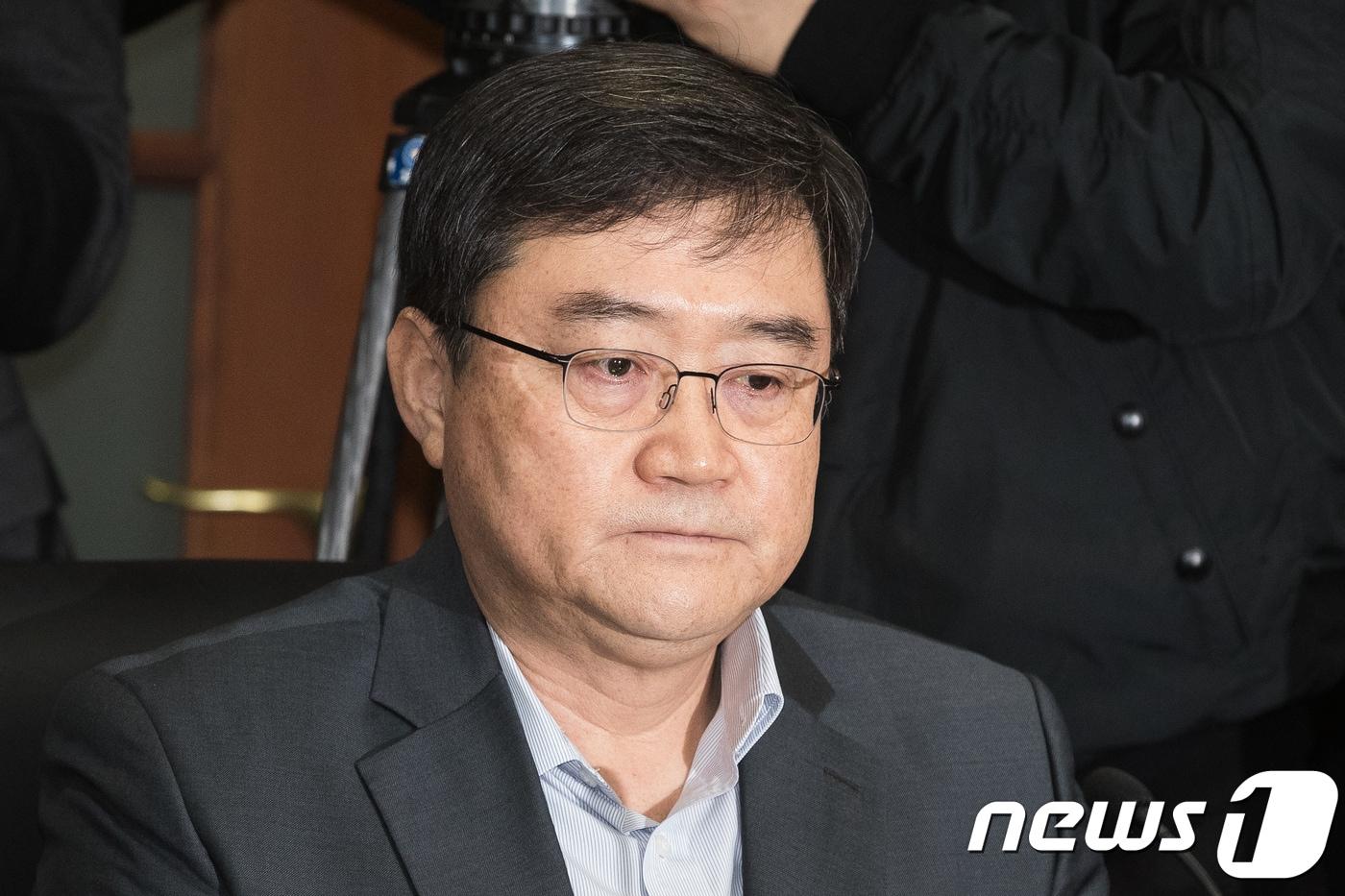 본문 이미지 - 구성훈 삼성증권 대표이사가 10일 서울 여의도 금융투자협회에서 열린 내부통제 강화를 위한 증권회사 대표이사 간담회에 참석해 김기식 금융감독원장의 모두발언을 경청하고 있다.  2018.4.10/뉴스1 ⓒ News1 유승관 기자