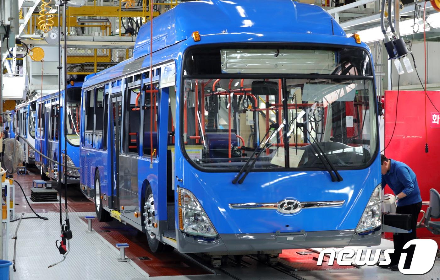 현대자동차 전주공장에서 전기버스 'ELEC CITY'가 생산되는 모습..2018.4.10/뉴스1 ⓒ News1 문요한 기자