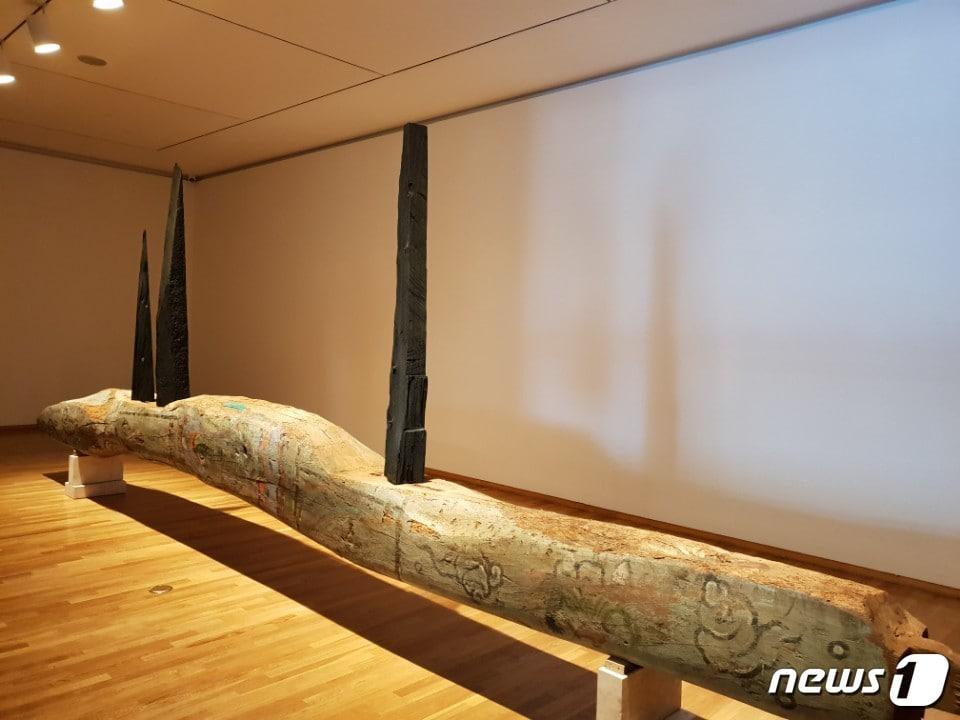 본문 이미지 - 조각가 정현의 대들보를 재료로 한 작품 '무제', 2017.ⓒ News1