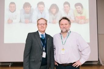 본문 이미지 - 청소년 정신건강을 주제로 열린 ‘덜위치 토크’(Dulwich Talk)에서 덜위치칼리지 서울 영국학교의 교장(왼쪽) 그래엄 솔트(Graeme Salt)와 정신건강치료전문가(오른쪽) 딕 무어(Dick Moore) ⓒ News1