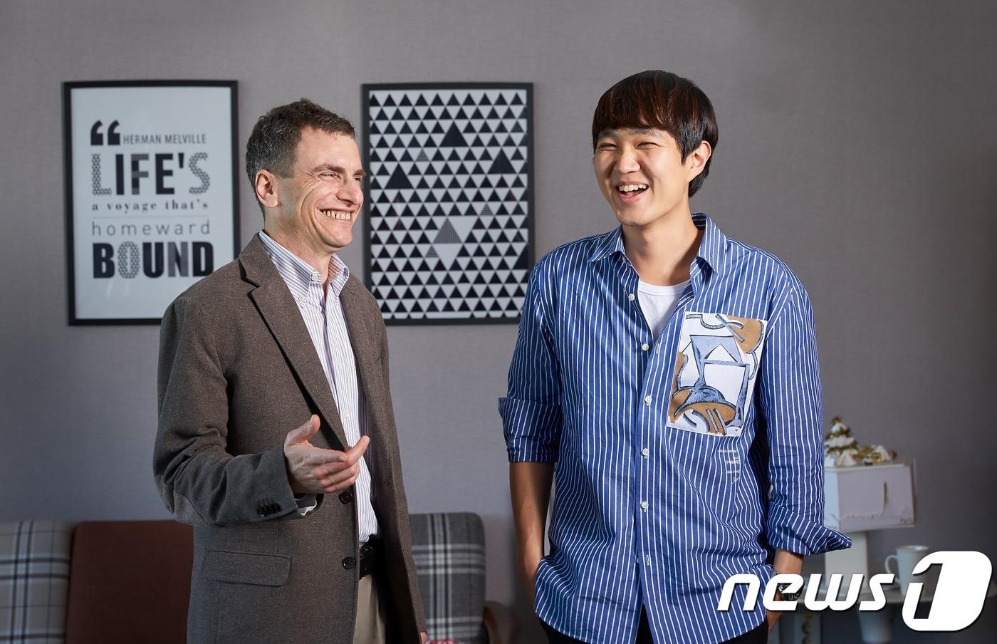 본문 이미지 - 브래들리 타타르교수와 김세준씨. ⓒ News1