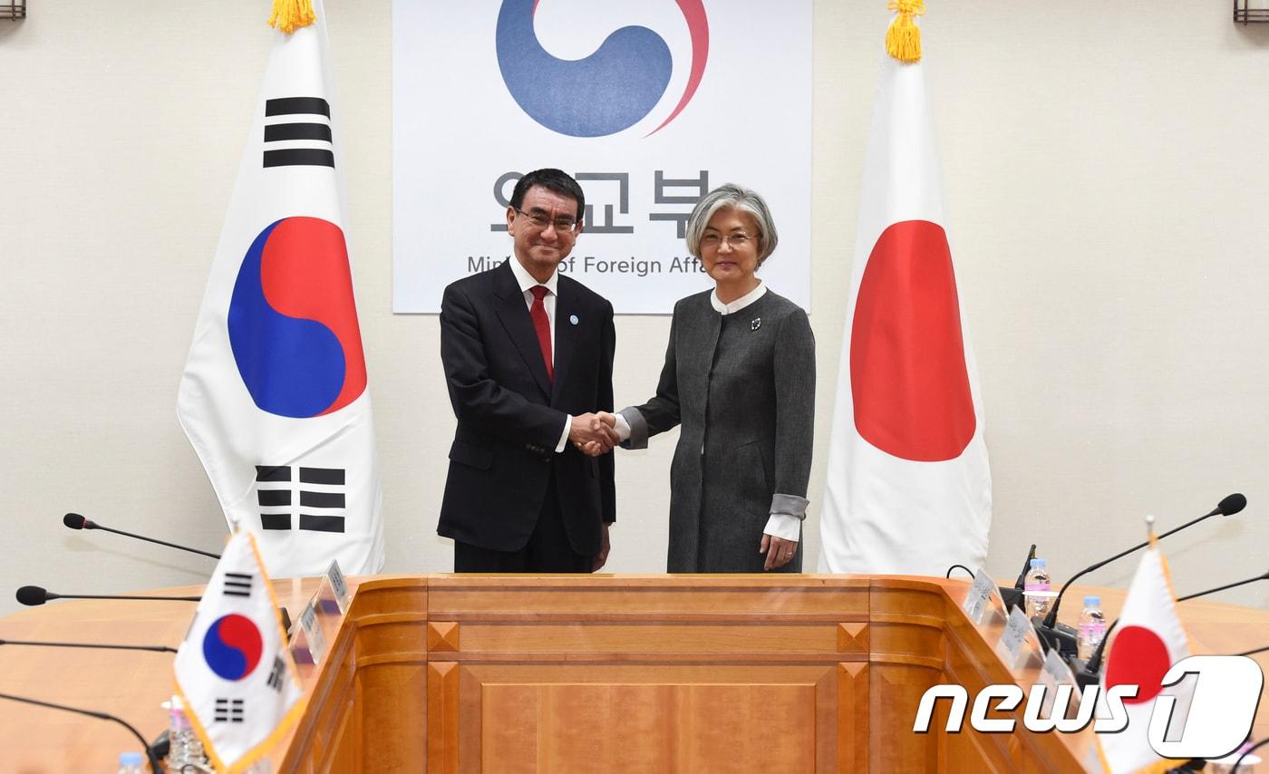 본문 이미지 - 강경화 외교부 장관과 고노 타로 일본 외무상이 11일 오전 서울 세종대로 외교부 청사에서 한일 외교장관회담에 앞서 악수를 하고 있다. ⓒ News1 송원영 기자