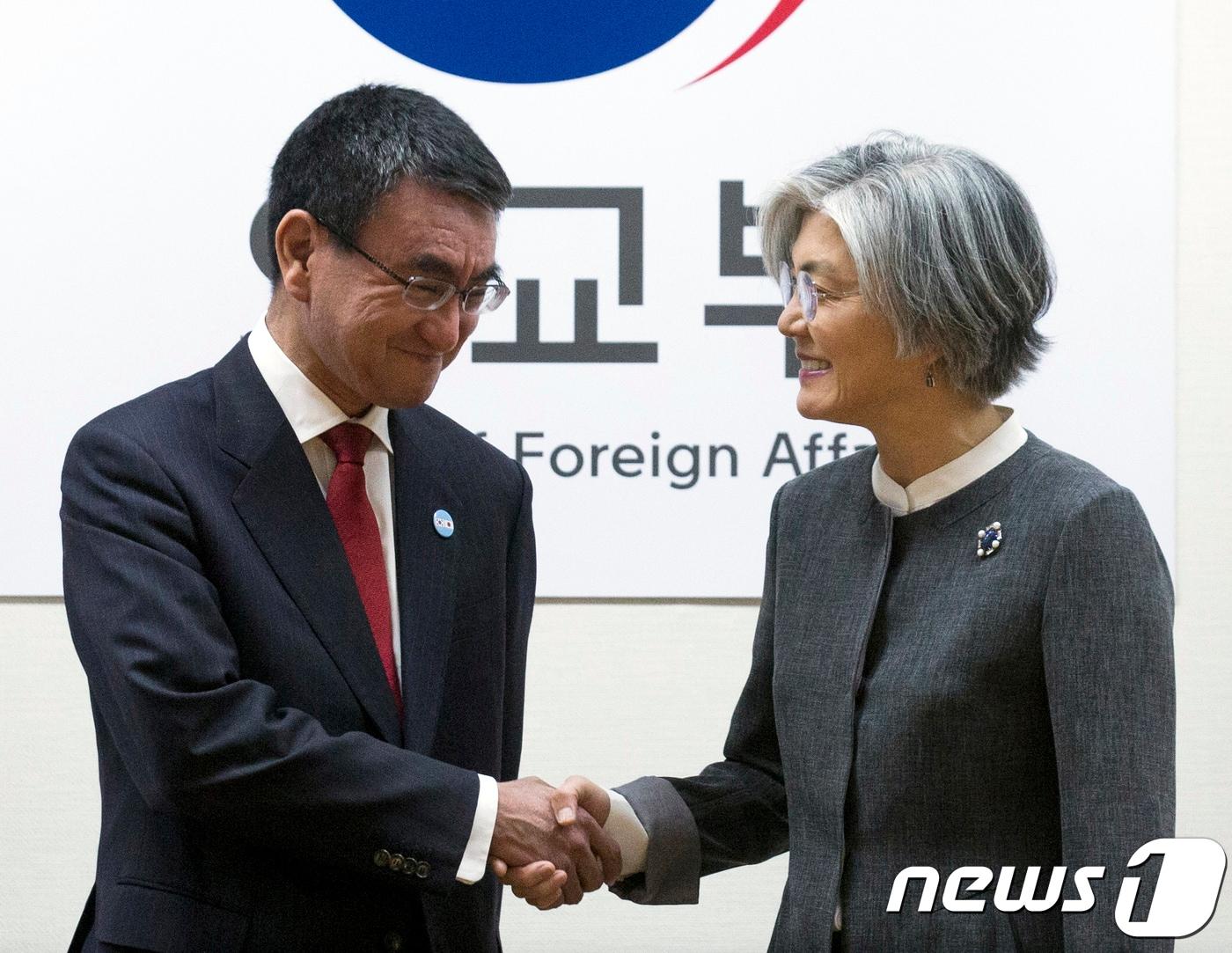 본문 이미지 - 강경화 외교부 장관과 고노 다로 일본 외무상이 11일 오전 서울 도렴동 외교부 청사에서 외교장관 회담에 앞서 악수하고 있다. 2018.4.11/뉴스1 ⓒ News1 송원영 기자