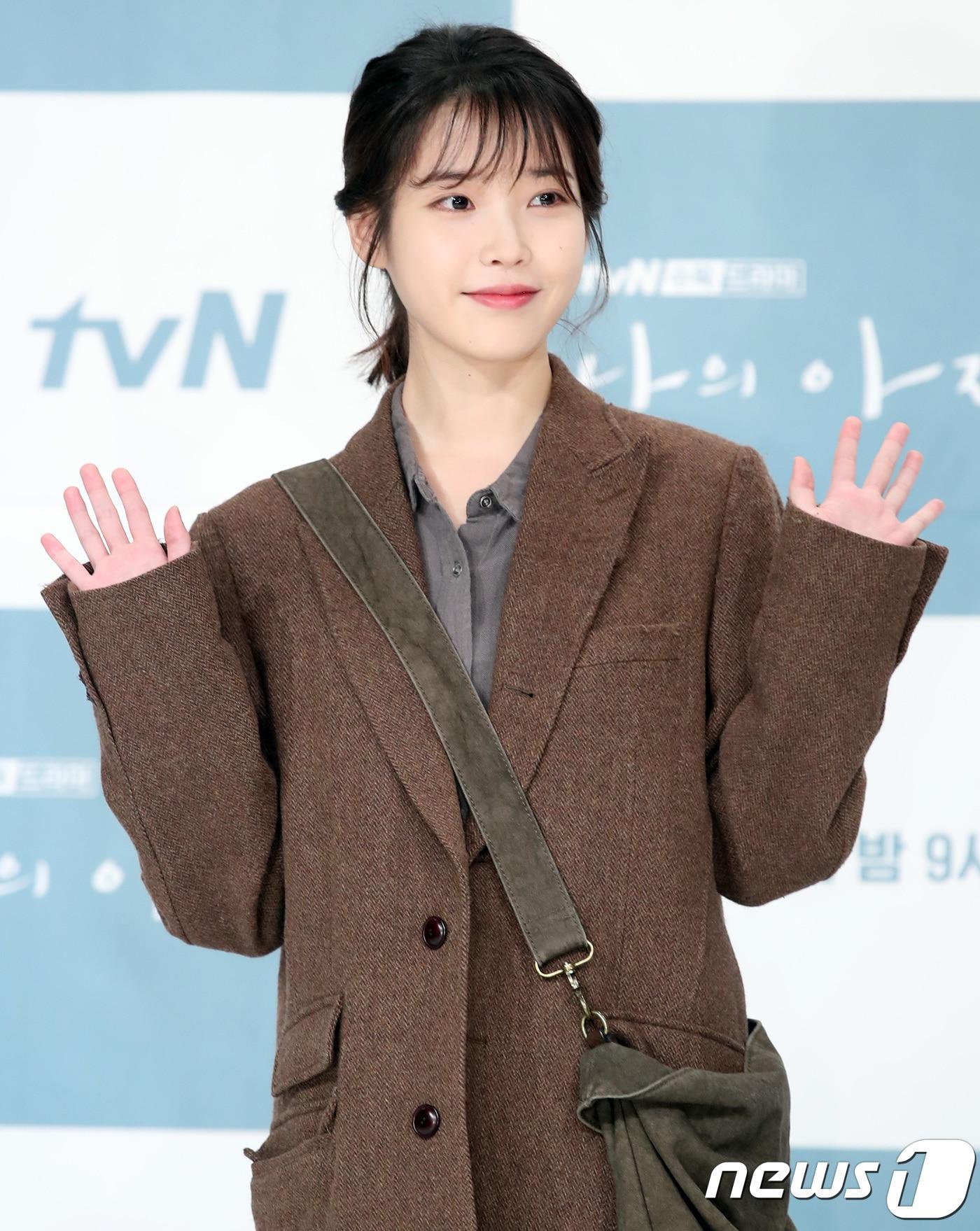 본문 이미지 - 가수 겸 배우 아이유(본명 이지은)가 11일 오후 서울 영등포 타임스퀘어에서 열린 tvN 드라마 ‘나의 아저씨’(나저씨) 기자간담회에 참석해 포즈를 취하고 있다. ‘나의 아저씨’는 삶의 무게를 버티며 살아가는 사람들이 서로를 통해 삶의 의미를 찾고 치유해가는 이야기를 그린 작품이다. 2018.4.11./뉴스1 ⓒ News1 권현진 기자