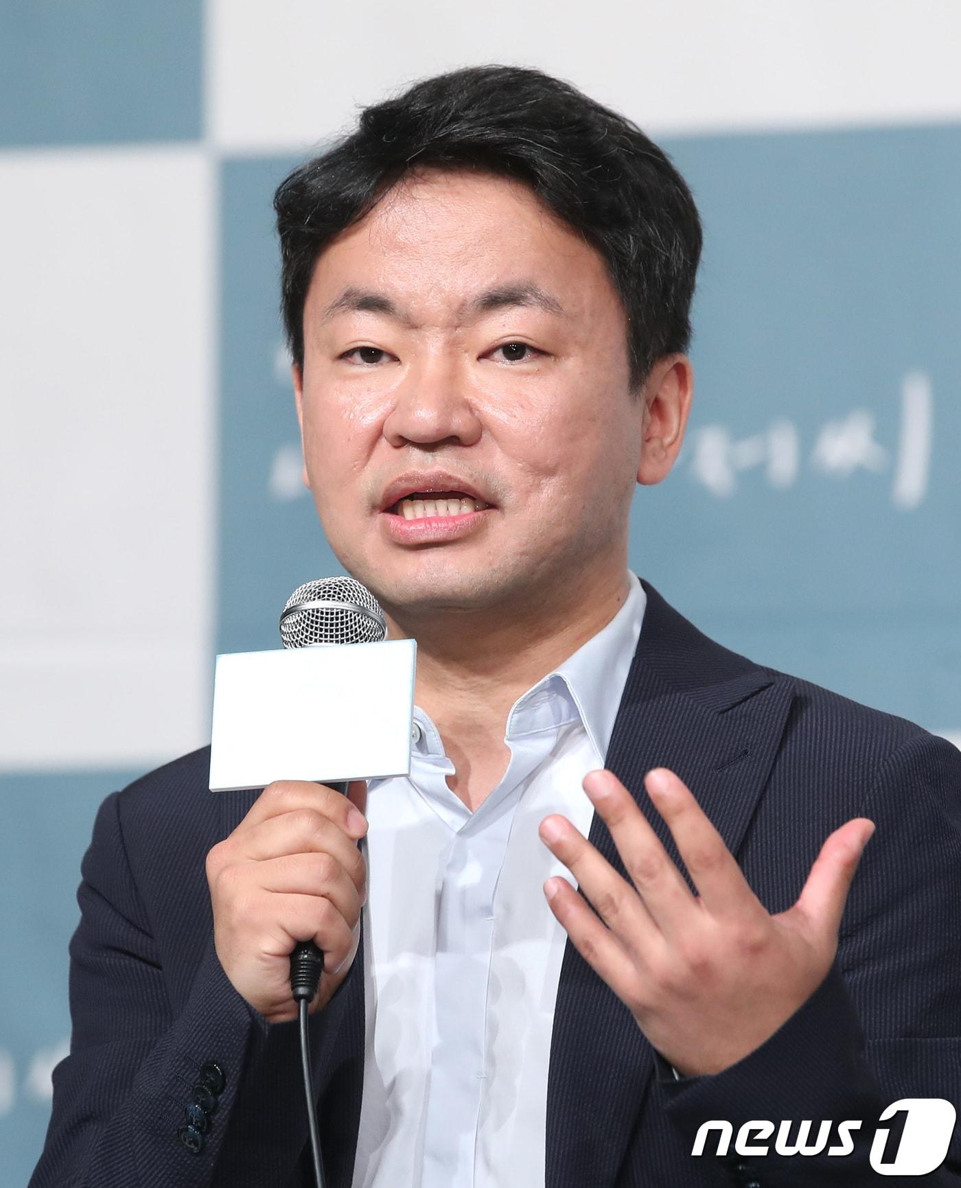 본문 이미지 - 김원석 PD가 11일 오후 서울 영등포 타임스퀘어에서 열린 tvN 드라마 ‘나의 아저씨’(나저씨) 기자간담회에 참석해 인사말을 하고 있다. ‘나의 아저씨’는 삶의 무게를 버티며 살아가는 사람들이 서로를 통해 삶의 의미를 찾고 치유해가는 이야기를 그린 작품이다. 2018.4.11./뉴스1 ⓒ News1 권현진 기자