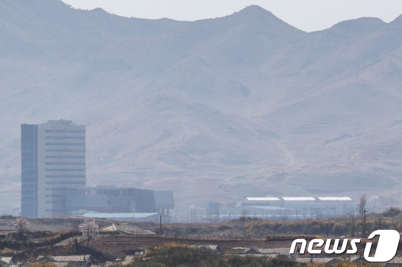 본문 이미지 - 경기도 파주시 판문각에서 바라본  개성공단. 2018.4.11/뉴스1 ⓒ News1 성동훈 기자