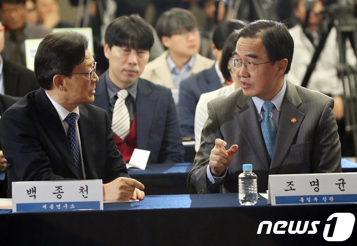 본문 이미지 -  백종천 전 청와대 외교안보실장(왼쪽)과 조명균 전 청와대 안보비서관(오른쪽) ⓒ News1 송원영 기자