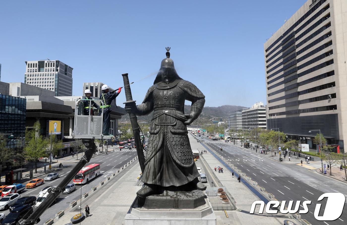 완연한 봄 날씨를 보인 12일 오후 서울 세종대로 광화문 광장에서 서울시 관계자들이 이순신 장군 동상을 세척하고 있다. 2018.4.12/뉴스1 ⓒ News1 이재명 기자