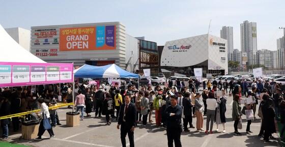 본문 이미지 - 12일 세종시 대평동 견본주택단지 제일풍경채 위너스카이 견본주택에서 청약예정자들이 아파트 모형을 살펴보기 위해 긴 줄을 서고 있다. 2018.4.12/뉴스1 ⓒ News1 장수영 기자