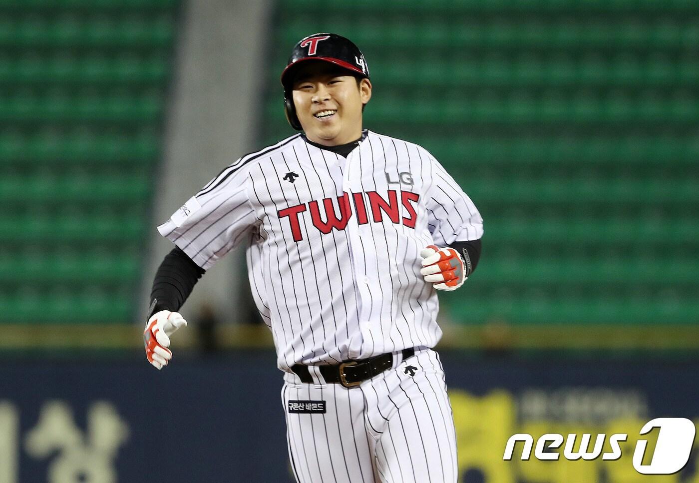 지난 4월12일 잠실야구장에서 열린 프로야구 '신한은행 마이카 2018KBO리그' LG와 SK경기에서 9회말 LG 안익훈이 2사 3루 상황에서 끝내기 안타를 친후 환한 미소를 짓고 있다. /뉴스1 ⓒ News1 박세연 기자
